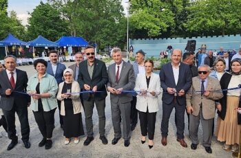 Rengarenk stantlarla dolu Gölcük Belediyesi 14. Bahar Şenliği, Kavaklı Sahili Amfi'de başladı