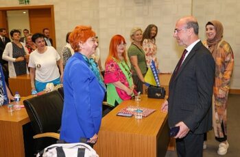 Selçuklu Belediye Başkanı Ahmet Pekyatırmacı Saraybosna Mevlevihanesi'nde eğitim alan Bosna Hersekli kursiyerler ile belediye meclis salonunda bir araya geldi