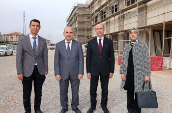 Selçuklu Belediye Başkanı Ahmet Pekyatırmacı ve Konya İl Sağlık Müdürü Mehmet Koç, Konya'ya sağlık alanında değer katacak Toplum Ruh Sağlığı Merkezi ve Sağlıklı Hayat Merkezi'nde incelemelerde bulundu