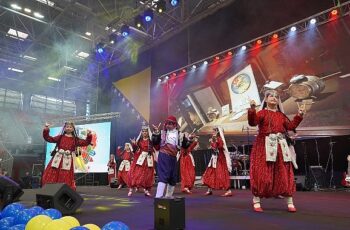 Selçuklu Belediyesi Bosna Hersek'in Zenica kentinde düzenlenen Çocuk Şenliği'nin final gününde halk oyunları ekibiyle sahne aldı