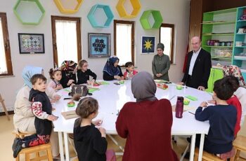 Selçuklu Sanat ve  Tasarım Atölyesi'nde anne ve çocukları bir araya getiren Selçuklu Belediyesi,  çocuklar ve annelerine unutulmayacak  bir Anneler Günü anısı yaşattı