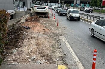 Yol kenarına perde duvar yapımına başlandı