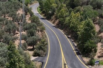 Aydın’da sürücüler ve yayalar için güvenli ve konforlu yollar oluşturan Aydın Büyükşehir Belediyesi, birçok farklı noktada yol yapım çalışmalarına hızla devam ediyor