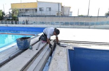 Bornova'da açık havuz yaza hazır