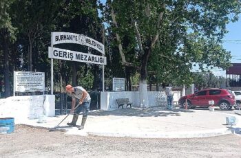 Burhaniye Belediyesi, yaklaşan Kurban Bayramı öncesinde ilçedeki mezarlıklarda kapsamlı temizlik ve bakım çalışmaları gerçekleştirdi