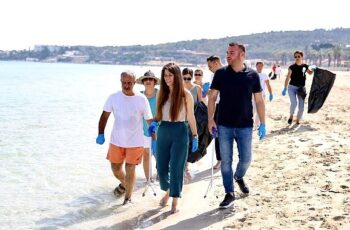 Çeşme Belediye Başkanı Lal Denizli, 5 Haziran Dünya Çevre Günü kapsamında Ilıca Halk Plajı ve Eşek Adası'nda düzenlenen kıyı temizliği etkinliğine katıldı