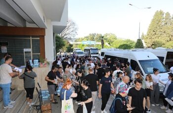 Efes Selçuk Belediyesi YKS'ye (Yükseköğretim Kurumları Sınavı) girecek olan Efes Selçuk'lu öğrencileri bu yıl da yalnız bırakmadı