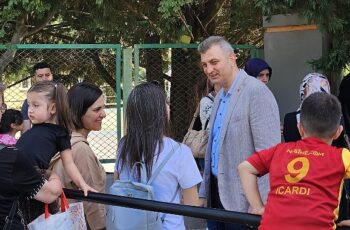 Gölcük Belediye Başkanı Ali Yıldırım Sezer, ilçedeki okulları ziyaret ederek; LGS'ye giren öğrencilere başarılar diledi.