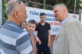 Gölcük Belediye Başkanı Ali Yıldırım Sezer, YKS'ye giren öğrencileri sınava girdikleri okul önünde ziyaret ederek heyecanlarını paylaşıp başarılar diledi