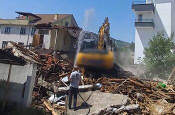 Gölcük Belediyesi, ilçede güçlendirmesi yapılmayan orta hasarlı binalar ile sosyal riskler oluşturan metruk binaların yıkımına devam ediyor