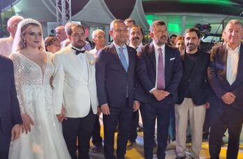 Güzelbahçe Belediye Başkanı Mustafa Günay, CHP Genel Başkanı Özgür Özel’inde katıldığı Melisa Yavaşoğlu ve Gaffar Çiçek’in düğün töreninde nikah şahitliği yaptı