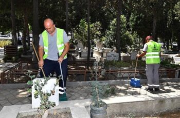 İzmir’de bayram öncesi mezarlıklar için özel bakım