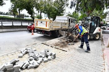 İzmir’de kaldırımlar yenileniyor