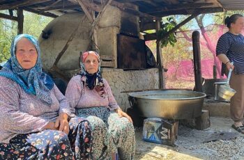 İznik'e bağlı Göllüce Mahallesi'nde asırlardır imece usulüyle devam eden &apos;Dede Çorbası' etkinliği bu yıl da gerçekleşti