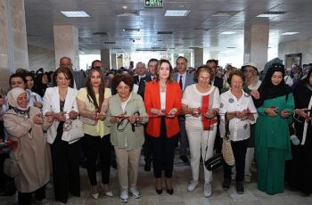 Karaman Belediyesi öncülüğünde Hayat Boyu Öğrenme Haftası etkinlikleri kapsamında düzenlenen yılsonu sergisi Lütfi Elvan Fuar ve Kongre Merkezi'nde açıldı