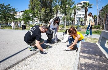 Karşıyaka’da çevre gönüllülerinden sahil temizliği