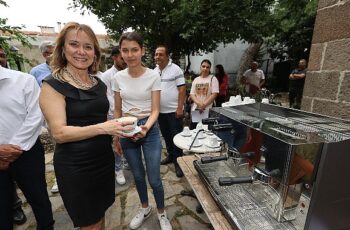 Konak'ta sertifika gururu: Genç Romanlar barista oldu