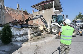 Konak’ta tehlike saçan metruk binalar yıkılıyor