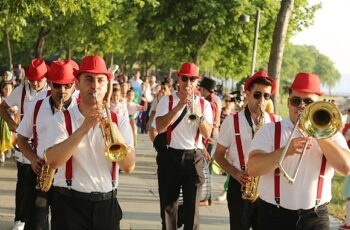 Küçükçekmece Belediyesi ve Seiba Uluslararası Hikâye Anlatıcılığı Merkezi'nin ortaklaşa düzenlediği &apos;V. Uluslararası Masalİstanbul' Festivali, Göl Kenarı Amfi Tiyatro'da başladı