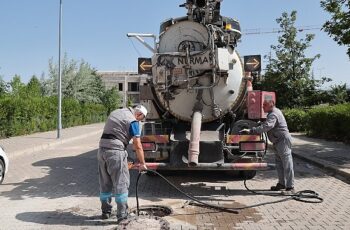 Kurban Bayramı tatilinde birçok birimi ile görevde olacak olan Nevşehir Belediyesi, bayram öncesinde mahallelerde temizlik çalışmalarına aralıksız devam ediyor