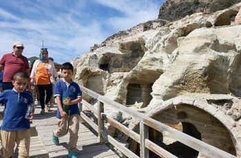 Nevşehir 75. Yıl İlkokulu öğrencileri, Nevşehir Belediyesi tarafından turizme kazandırılan tarihi Kayaşehir'i gezdi.