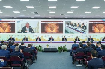 Rosneft CEO'su küresel ihtiyaçları karşılamak için dengeli bir enerji geçişini destekliyor