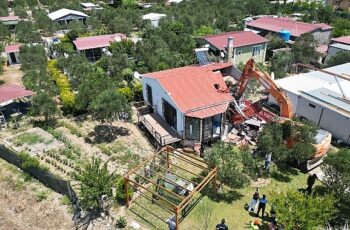 Seferihisar’da hobi bahçelerinin yıkımına başlandı