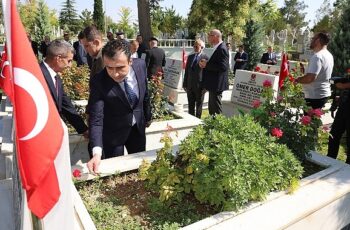 15 Temmuz Demokrasi ve Milli Birlik Günü etkinlikleri kapsamında kent mezarlığındaki şehitlik ziyaret edildi. 1