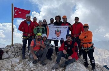 15 Temmuz Demokrasi Ve Milli Birlik Günü İçin Zirveye Yürüdüler