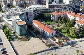 “Ayakta Fizik Tedavi ve Geleneksel ve Tamamlayıcı Tıp Merkezi” (GETAT) olarak hizmet verecek olan Tarihi Hemşirelik Binası’nın açılışı gerçekleştirilecek