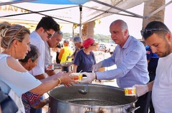 Ayvalık Belediyesi Sosyal Yardım İşleri Müdürlüğü’nce  ‘Aşure Günü’ nedeniyle Cumhuriyet Meydanı’nda 4 bin kişiye aşure dağıtıldı