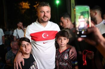 Buca’da millî maç coşkusu Hasanağa Bahçesi’ne sığmadı