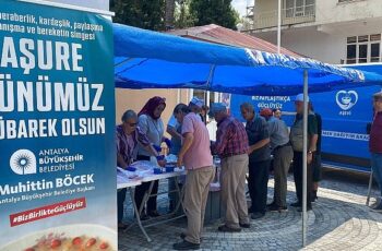 Büyükşehir Belediyesi’nin aşure ikramları sürüyor