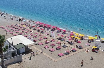 Büyükşehir Belediyesi’nin Konyaaltı Sahili’ndeki ikinci halk plajı hizmette