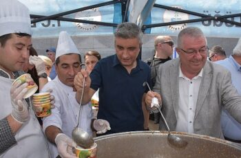 Edremit Belediyesi kentin çeşitli noktalarında aşure hayrı yapıyor