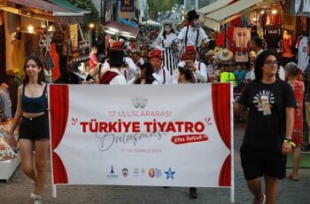 İzmir Büyükşehir Belediyesi ve Efes Selçuk Belediyesi desteği ile düzenlenen 17. Uluslararası Türkiye Tiyatro Buluşması Efes Selçuk’ta başladı