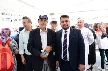 Kahramankazan Belediye Başkanı Selim Çırpanoğlu, paylaşmanın sembolü olan Aşure Günü’nde vatandaşlar ile bir araya geldi