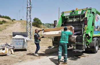 Keçiören Belediyesi tarafından ilçeye bağlı dört köyde köşe bucak mıntıka temizliği ve ilaçlama çalışması yapıldı