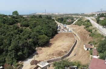 Kocaeli Büyükşehir Belediyesi İSU Genel Müdürlüğü tarafından Körfez ilçesi Hereke bölgesinde başlatılan dere ıslah çalışması hızla devam ediyor