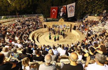 Madımak Katliamı, 31.yılında Amfi Tiyatro’da Alevi Kültür Dernekleri Selçuk Şubesi’nin hazırladığı program ile anıldı