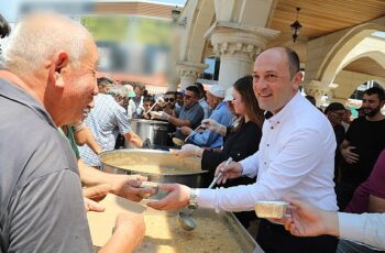 Muharrem ayı sebebiyle Geyve Belediyesi tarafından ilçe sakinlerine bolluk ve bereketin simgesi olan aşure ikram edildi