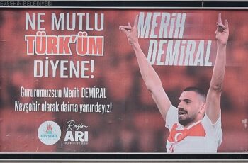 Nevşehir Belediye Başkanı Rasim Arı, bozkurt işareti yaptığı gerekçesiyle 2 maç men cezası alan Merih Demiral’a şehrin dört bir tarafına astırdığı billboardlarla destek verdi