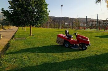 Salihli Belediyesi’nden Yeşil Alanlara Bakım Çalışması