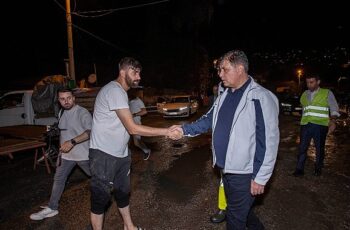 Şiddetli yağış ve yıldırım düşmeleri şehirde yaşamı etkiledi Başkan Cemil Tugay ekiplerle birlikte sahaya indi