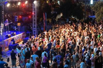 Aydın Büyükşehir Belediyesi, düzenlediği “Yaz Konserleri” ile vatandaşları kültür ve sanat etkinlikleriyle buluşturmaya devam ediyor