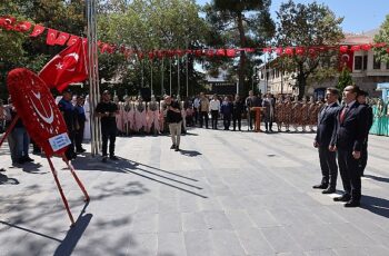 Bu yıl 1-4 Ağustos tarihlerinde kutlanan Uluslararası Karaman Türk Dünyası Şöleni, çelenk sunma töreni ile başladı.