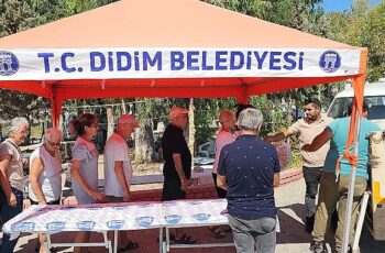 Didim Belediyesi, kendisine ait Akköy Mahallesi’nde yetiştirmiş olduğu ürünleri, vatandaşlara dağıtmaya devam ediyor.