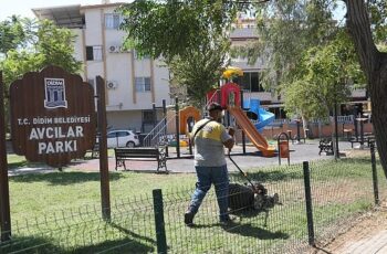 Didim Belediyesi Park Bahçeler Müdürlüğü ekipleri, ilçe genelinde çalışmalarına ara vermeden devam ediyor.