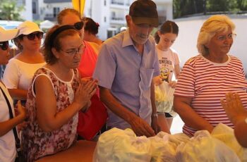 Didim Belediyesi tarafından yetiştirilen sebzeler vatandaşlara ücretsiz olarak dağıtıldı