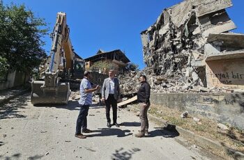 Gölcük Belediyesi, ilçedeki riskli yapıları bir bir yıkarak ortadan kaldırmaya devam ediyor.